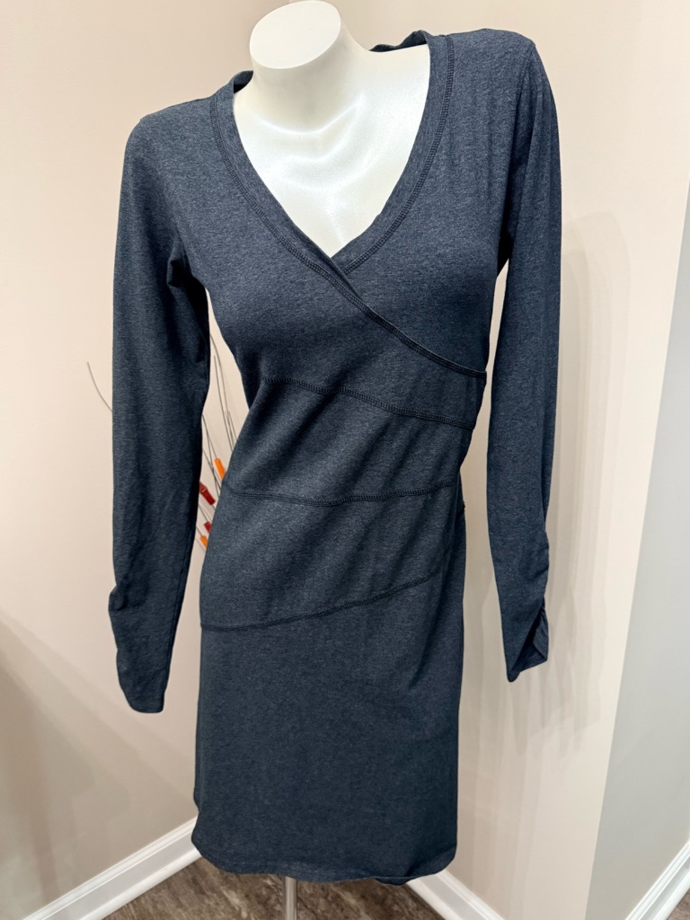 Athleta Sunburst‎ Nectar Dress Gray Ruched Sleeve Sz M asymmetrical stitching